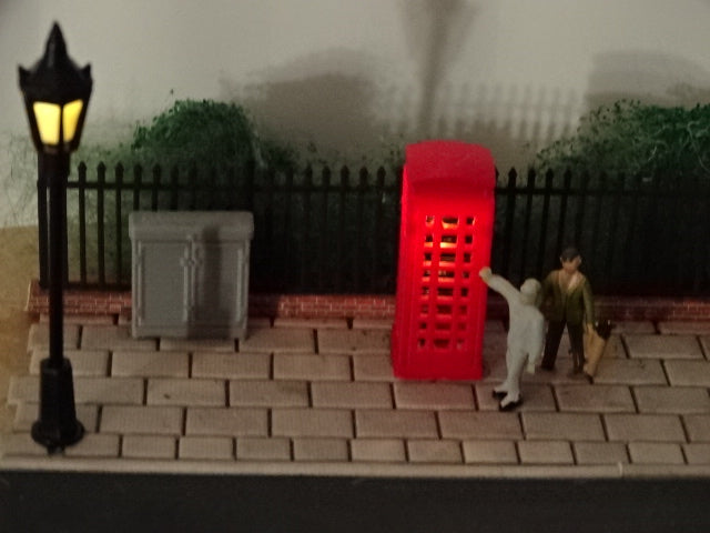 Illuminated red telephone kiosk and GPO box 00 gauge