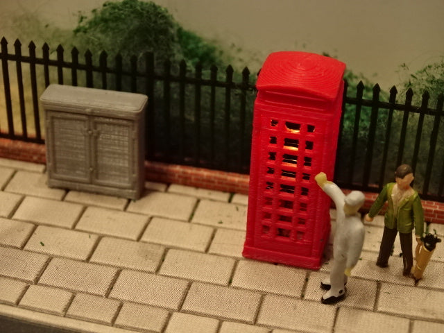 Illuminated red telephone kiosk and GPO box 00 gauge