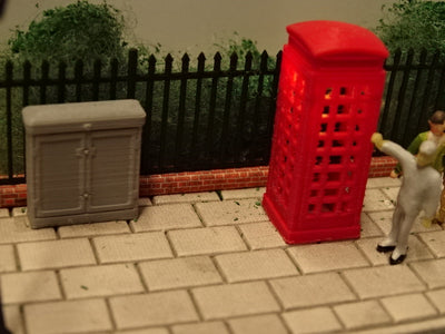 Illuminated red telephone kiosk and GPO box 00 gauge