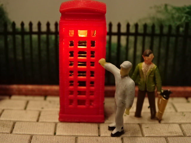 Illuminated red telephone kiosk and GPO box 00 gauge