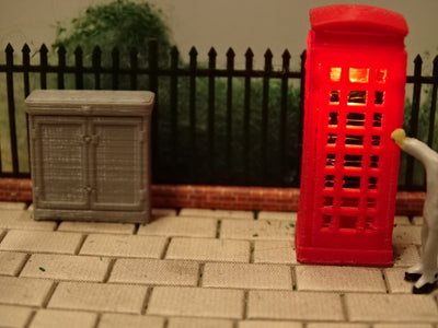 Illuminated red telephone kiosk and GPO box 00 gauge